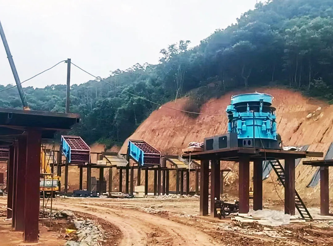 5臺花崗巖SMS5000大型多缸液壓圓錐破碎機服務于廣西時產1400噸花崗巖骨料項目